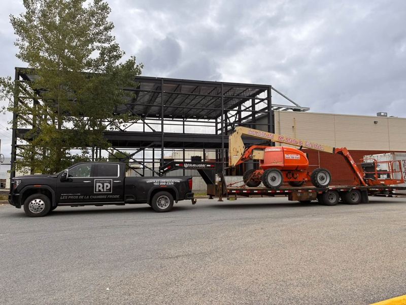 Camion des Industries RP et remorque sur un chantier de construction