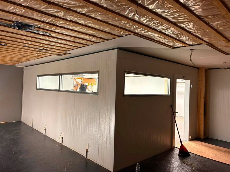 Chambre froide en panneaux isolés blancs avec fenêtres, en fin d’installation