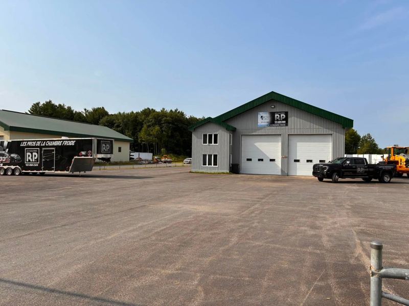 Entrepôt des Industries RP à Lanoraie, avec le camion et la remorque de l’entreprise