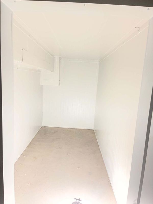 Moulures de finition aux coins et au plafond d’une chambre froide neuve