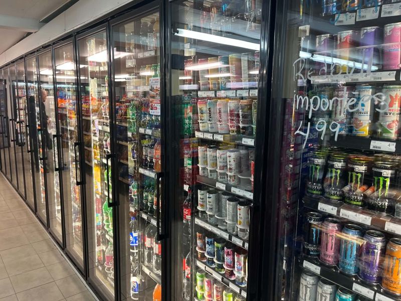 Rangée de portes vitrées réfrigérées dans un dépanneur