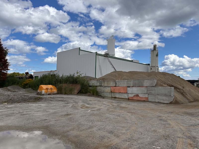 Vue latérale d’un bâtiment industriel revêtu de panneaux isolés blancs